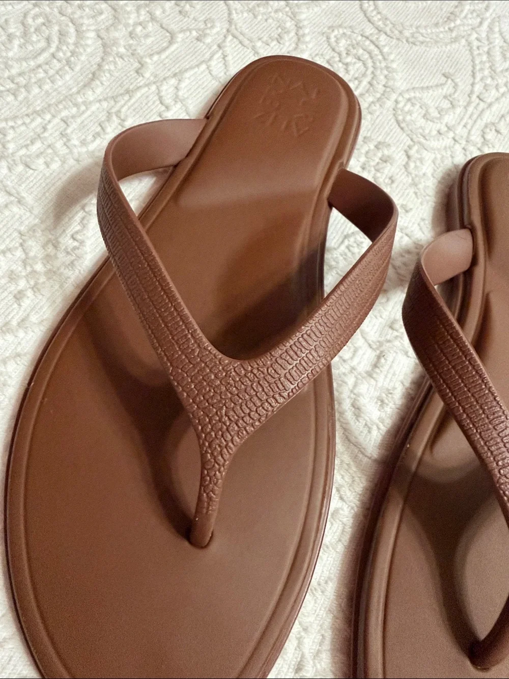 Naturalizer Size 7.5M Brown Textured Strap Flip Flop Sandals